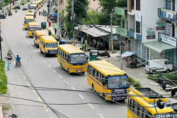 विद्यालय शिक्षा विधेयक : दाङमा स्कुल बसकाे बिराेध र्याली